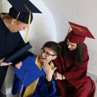 akademska diplomantska studentska toga kapa stola za promociju akademska diplomantska studentska toga kapa stola za promociju