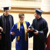 akademska diplomantska studentska toga kapa stola za promociju
