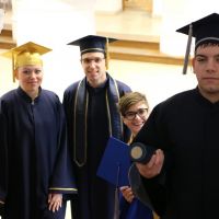 akademska diplomantska studentska toga kapa stola za promociju akademska diplomantska studentska toga kapa stola za promociju